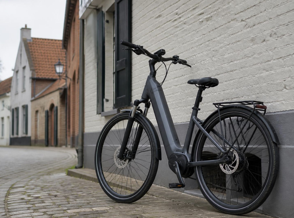 Elektrische fiets geparkeerd in een dorpsstraat