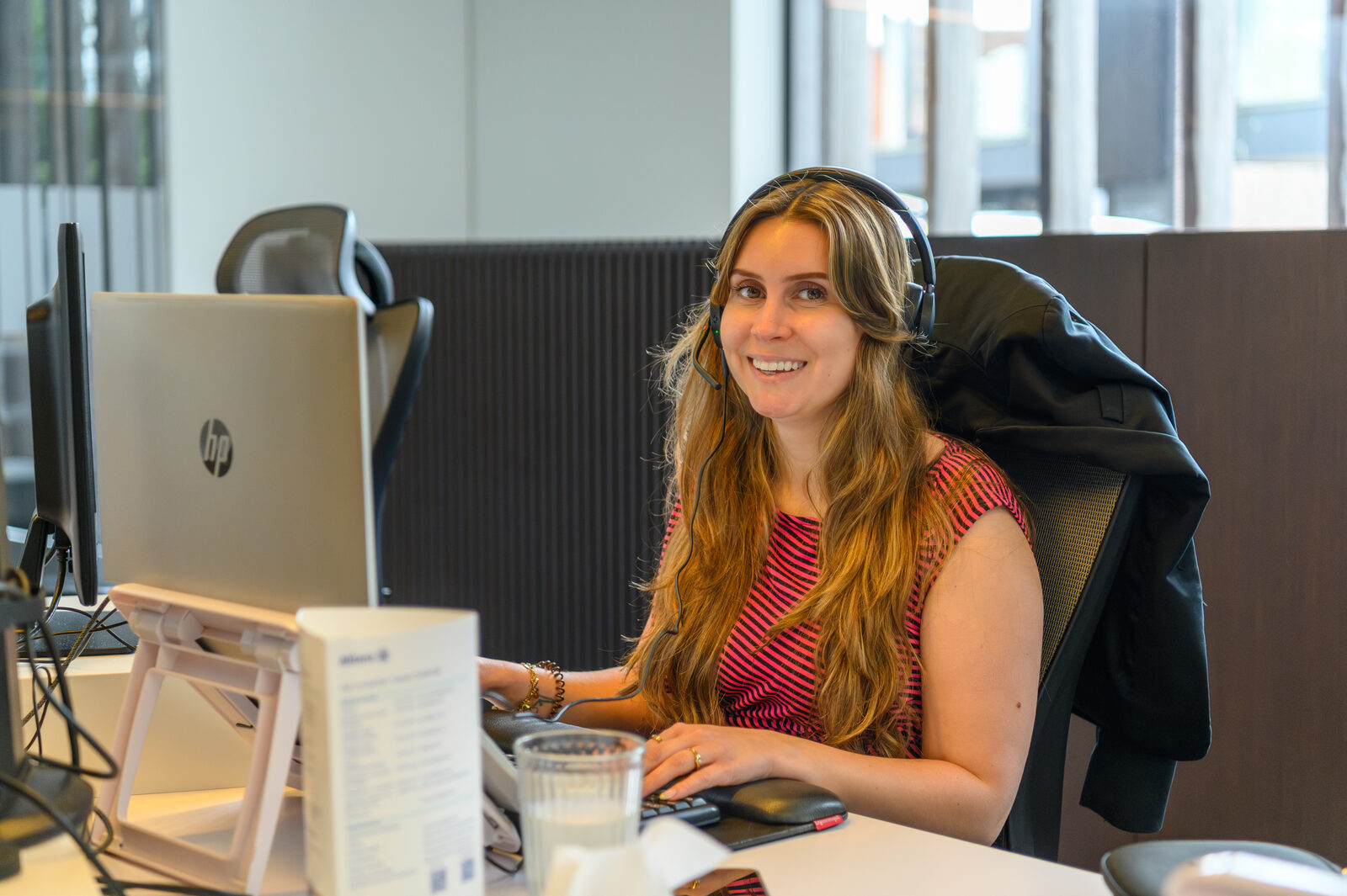 Solvas-medewerker aan de telefoon